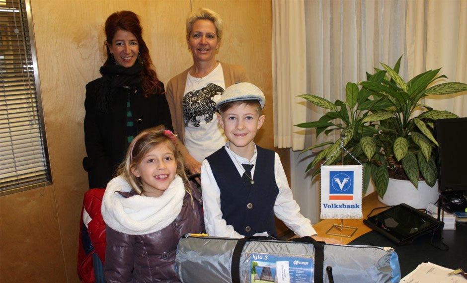 Jan David Grunser, il vincitore della filiale di Varna, mamma Susanne, la sorella Anja Isabella e la referente giovani Alessandra Bracchi 