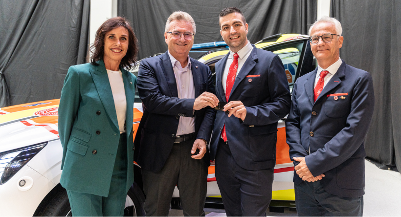 Volksbank consegna alla Croce Bianca la prima auto medica completamente elettrica dell’Alto Adige