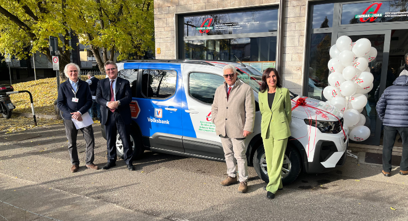 Consegnata la nuova auto elettrica di <br> ANTEAS-AGAS donata da Volksbank